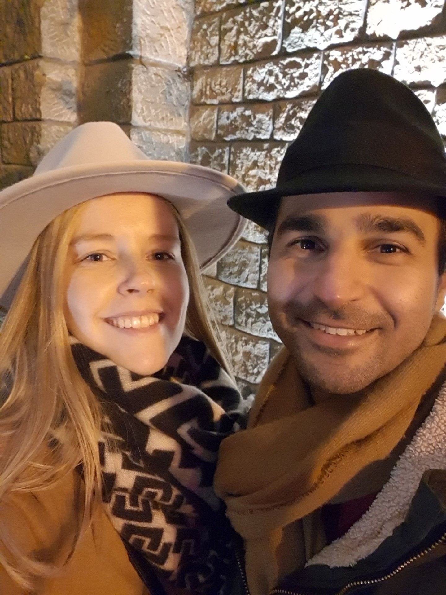 Technicien Sechexpress en uniforme installant un déshumidificateur TTK 140 S – service professionnel Belgique