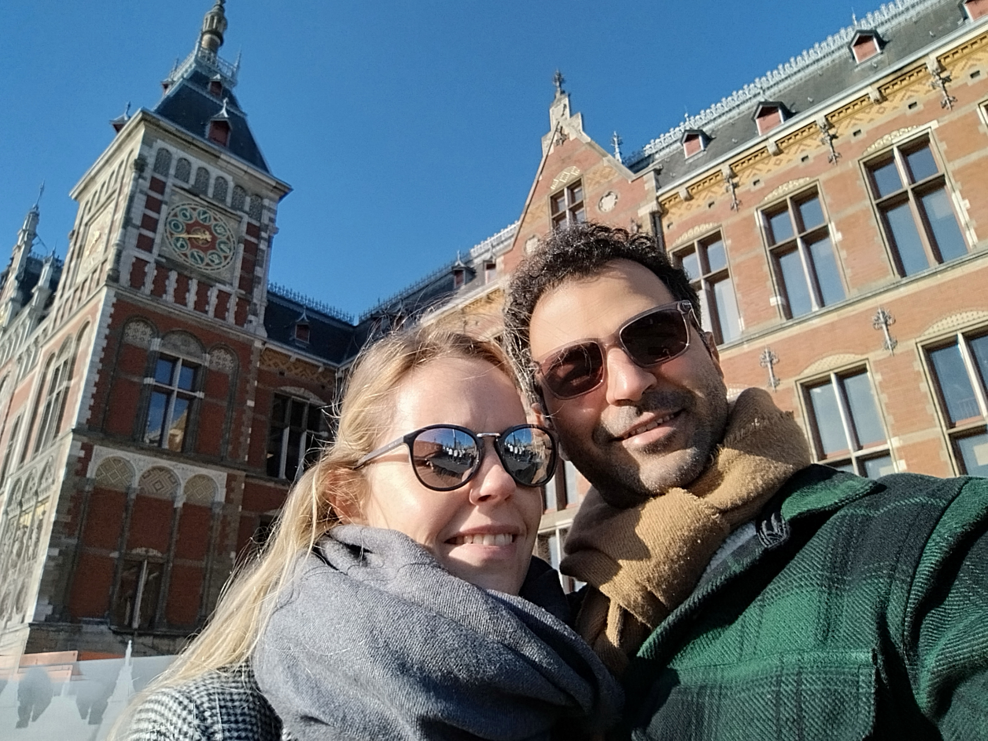 Client Sechexpress satisfait devant sa maison belge – résultat séchage professionnel